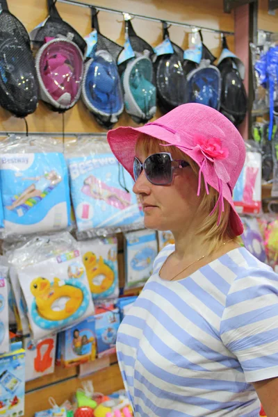 ピンクの帽子とサングラスの買い物を楽しんでのファッショナブルな女性 ファッション女性夏帽子とサングラスを身に着けています ショップで現代の女性 スタイリッシュな帽子で魅力的な女の子 — ストック写真
