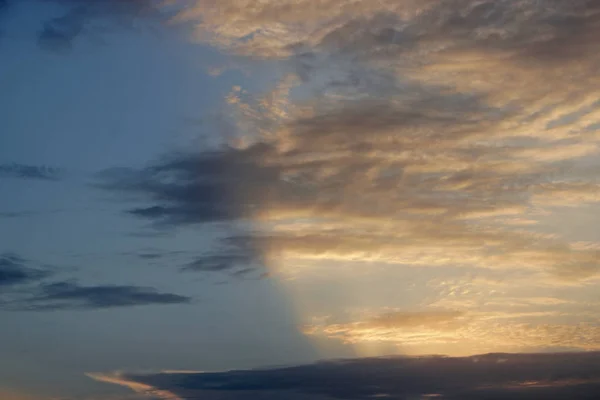 Večerní obloha s mraky a sluneční paprsky. Západ slunce slunce — Stock fotografie