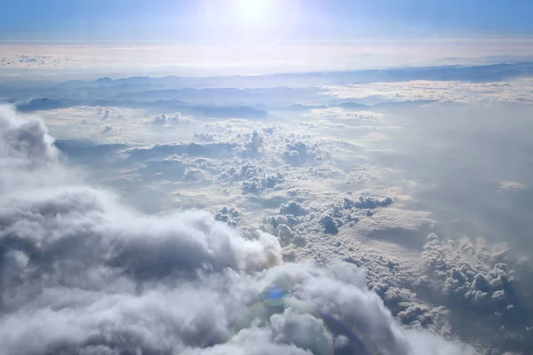 Hemelse landschap met de zon schijnt. Grote witte wolken op blauwe hemel — Stockfoto