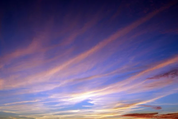 Paysage céleste avec nuages roses sur ciel violet pendant le coucher du soleil . — Photo