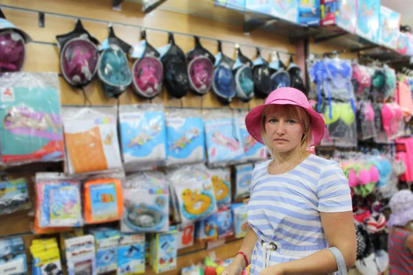 買い物を楽しんでピンクの帽子でファッショナブルな女性。魅力的な女の子 — ストック写真