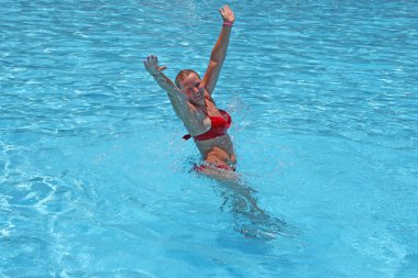 Tatil sırasında havuzda rahatlatıcı ve yüzme çekici kadın