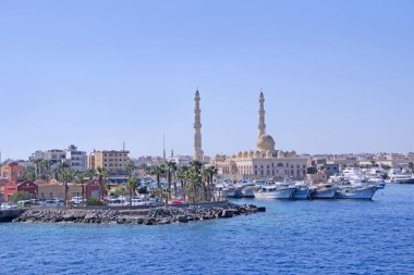 Hurgada 'nın demirli Yatlar, gemiler ve güzel cami ile manzaranamesi