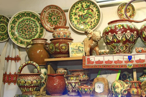 Prodotti di ceramica in vendita in negozio. Artigianato di fabbricazione della ceramica — Foto Stock