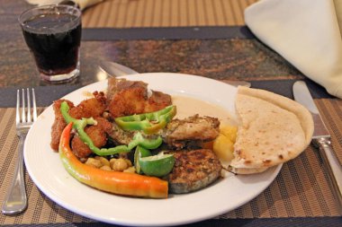 Öğle Yemeği restoranda taze sebze biber, kırmızı biber, limon ve bardak kola