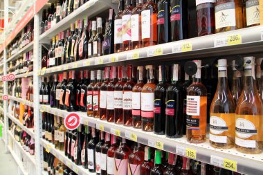 Geniş seçimi ile şarap dükkanı. Süpermarket raflarında alkollü içecekler