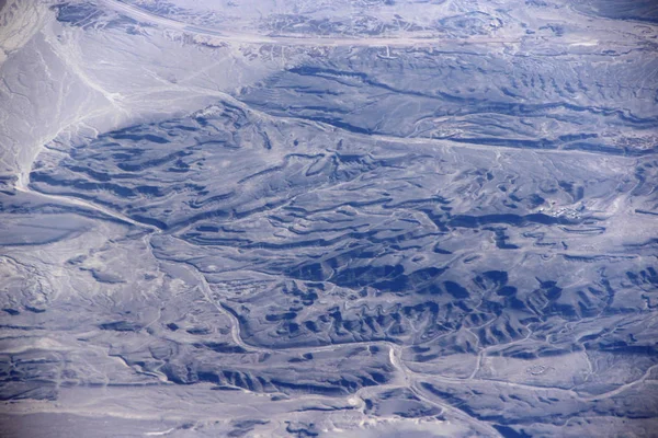 Pemandangan indah ke tanah berpasir liar tak bernyawa padang pasir. Tembakan Drone — Foto Stok Gratis