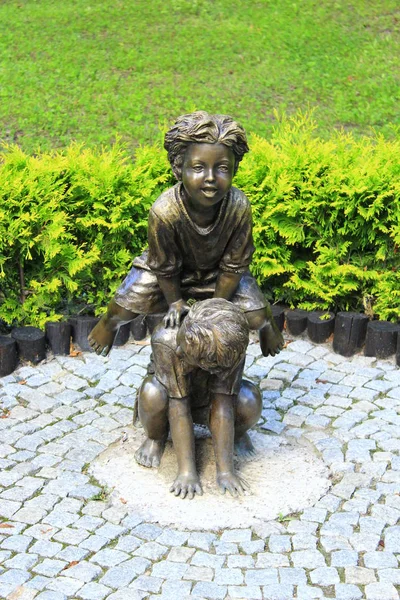 Rzeźba z brązu dzieci gry leapfrog w lato park — Zdjęcie stockowe