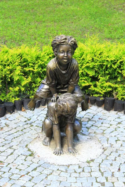 Yaz Park birdirbir oynayan çocukların bronz heykel