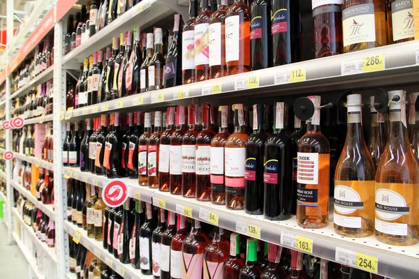 Geniş seçimi ile şarap dükkanı. Süpermarket raflarında alkollü içecekler