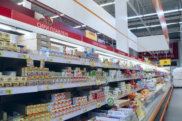 Wide range of processed cheese on shelves of supermarket. Choice of milky goods — Stock Photo, Image