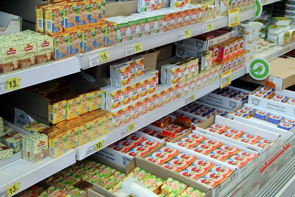 Szeroka gama ser topiony na półkach w supermarkecie. Wybór towarów mleczny — Zdjęcie stockowe