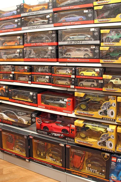Brinquedos na loja de crianças. Dentro da loja de brinquedos de carros modelo — Fotografia de Stock