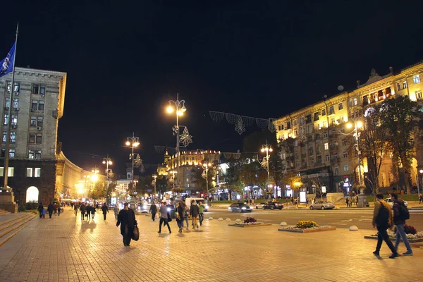 Lidé chodí na ulici Khreshchatyk. Hlavní ulice Ukrajiny v večer — Stock fotografie