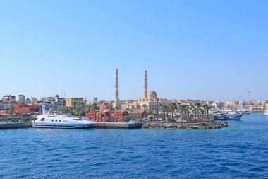 Hurgada 'nın demirli Yatlar, gemiler ve güzel cami ile manzaranamesi