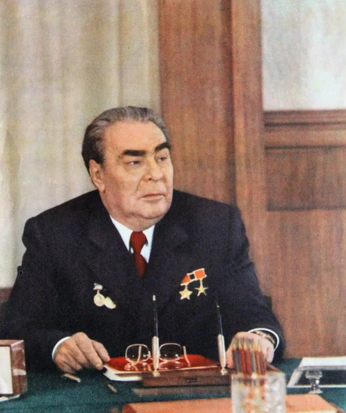 Πορτρέτο του σοβιετικός ηγέτης Μπρέζνιεφ Leodid κάθεται στη μελέτη — Φωτογραφία Αρχείου