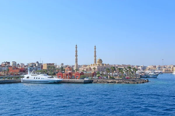 Vista del terraplén de Hurghada con yates amarrados, barcos y hermosa mezquita —  Fotos de Stock