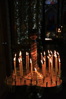 Şamdanlar karanlıkta yanan kilise mum