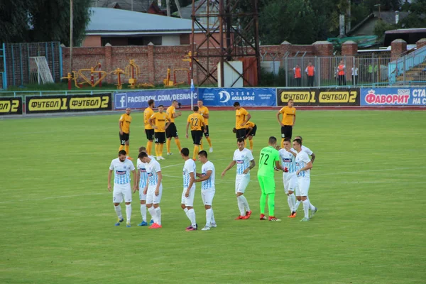 Spelare av fotboll club Desna Tjernihiv är stämda till spelet allomfattande i cirkel — Stockfoto