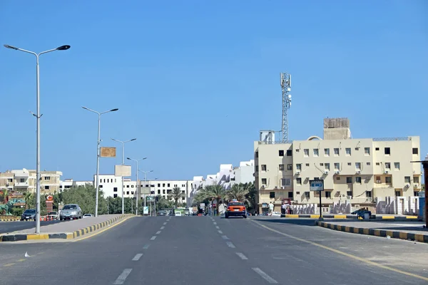 Doprava a provoz na dálnici ve městě Hurghada. Město s pouliční auta — Stock fotografie