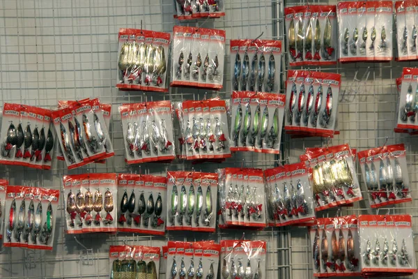 釣具店で釣り金属スプーンの幅広い品揃え — ストック写真