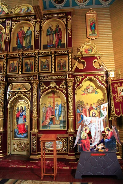 Bela iconostase com ícones antigos em molduras douradas — Fotografia de Stock