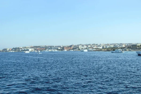 Vista del terraplén de Hurghada con barcos amarrados y hermosa mezquita —  Fotos de Stock