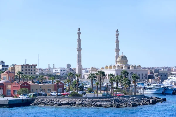 Widok na nasyp Hurghada z zacumowane statki i piękny Meczet — Zdjęcie stockowe