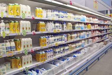 Süt ve süt ürünleri. Sütlü ürünler geniş seçimi. Süpermarket süt bölümünde