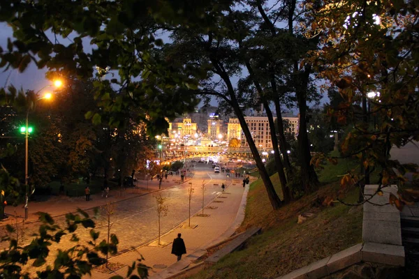 Noční ulice s hořícími lampióny. Kyjevská ulice v noci. Světla nočního města — Stock fotografie