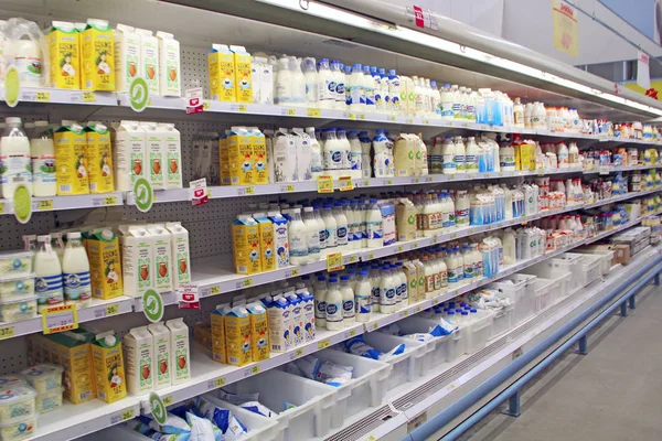 Молочные продукты. Широкий выбор молочных продуктов. Молочный отдел в супермаркете — стоковое фото