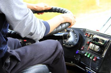 Sürücü işletim yolcu otobüs. Adam sürüş otomatik