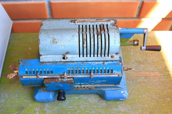 Vintage antieke rekenkundige met de naam Felix. Oude retro blauwe Calculator. — Stockfoto
