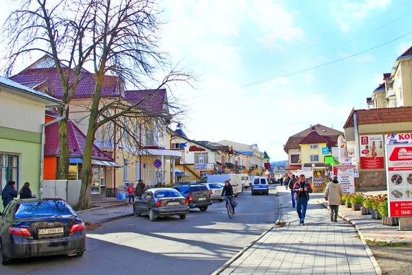 Rue occupée de la ville provinciale de Kosiv — Photo