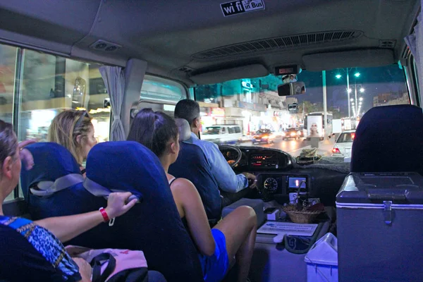 Driver of minibus carries tourists on tour of city — Stock Photo, Image