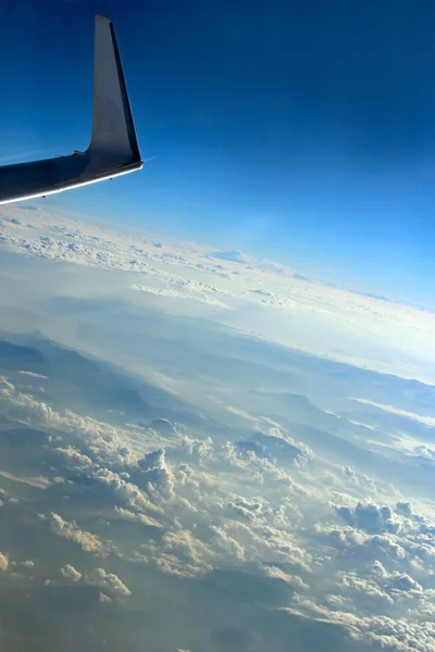 Překrásné bílé mraky viditelné z okna letadla — Stock fotografie