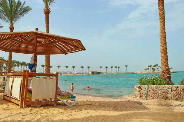 As pessoas gostam de férias no resort egípcio na praia arenosa — Fotografia de Stock