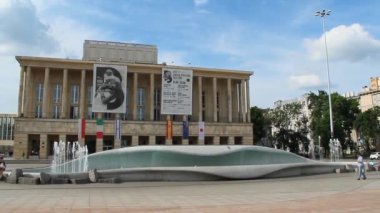 Lodz / Polonya. 18 Nisan 2019: Polonya'nın Lodz şehrindeki tiyatronun manzarası. Lodz şehrinde mimari. Lodz'da çeşmeli tiyatro