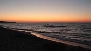 Baltık Denizi'nde gün batımı. Kızıl gün batımı sırasında Baltık Denizi kıyıları