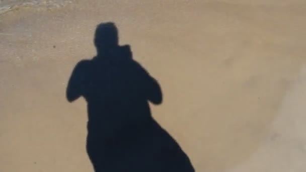Dinlenirken Tatilde Kum Deniz Dalgaları Filme Turist Gölgesi Rahatlatıcı Bir — Stok video