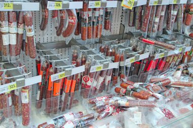 Sosis ve et ürünleri dükkanı. Süpermarkette et ürünlerinin geniş bir seçkisi