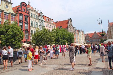 Turistler gezinir ve Gdansk'ın fotoğraflarını çekerler. Yolculuk sırasında Europian turistler