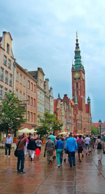 Turistler yağmur sırasında Gdansk üzerinde yürüyüş. Yolculuk sırasında Europian turistler