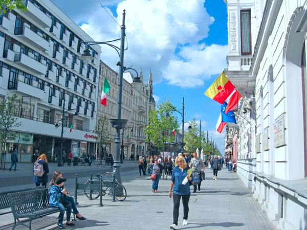 Tourists walk along main street of Lodz Petryakovskaya — Stock Photo, Image