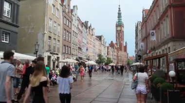 Gdansk / Polonya. 24 Haziran 2019: Turistler Gdansk'ın fotoğraflarını gezdirip çekiyor. Birçok turist Gdansk etrafında yürüyüş. Gdansk güzel turistik Polonya şehir. Yolculuk sırasında Europian turist grubu