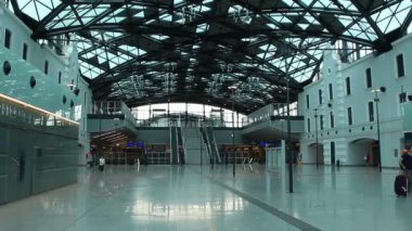 Lodz / Polonya. 18 Nisan 2019: Lodz'da güzel ve geniş bir istasyon. Lodz modern tren istasyonunda Mimarlık. Polonya Lodz'da boş tren istasyonu. Güzel istasyon inşaatı