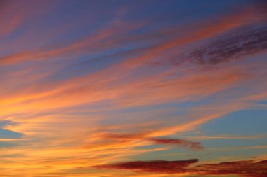 Turuncu günbatımı geceden önce. Alacakaranlık parlak gün batımı ile. Akşam peyzaj