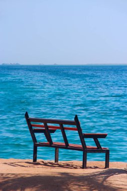 Deniz kıyısında yalnız bank ile tropikal adanın görünümü