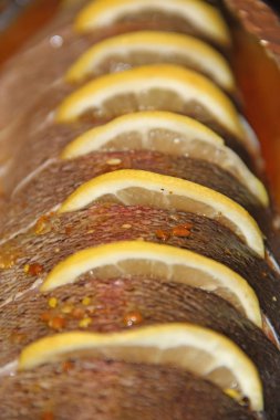 Gökkuşağı alabalık balık üzerinde limon ile yemek pişirmek için hazır. Lezzetli balık yemek