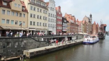 Gdansk demirli gemiler ile güzel rıhtım. Nehrin güzel manzarası ve Gdansk birçok turist. Birçok turist su kanalı boyunca güzel turistik Polonya şehir Gdansk etrafında yürümek